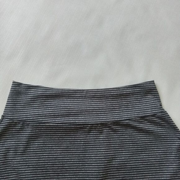 Tranquility Dark Heathered Gray Striped Knee Length Casual Skirt Women's Medium - Picture 5 of 12